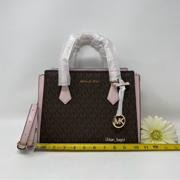 Micheal Kors Hope Powder Blush Medium Messenger - Picture 5 of 16